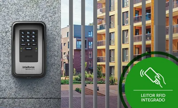 Porteiro eletrônico Intelbras com teclado e leitor RFID no portão de um condomínio