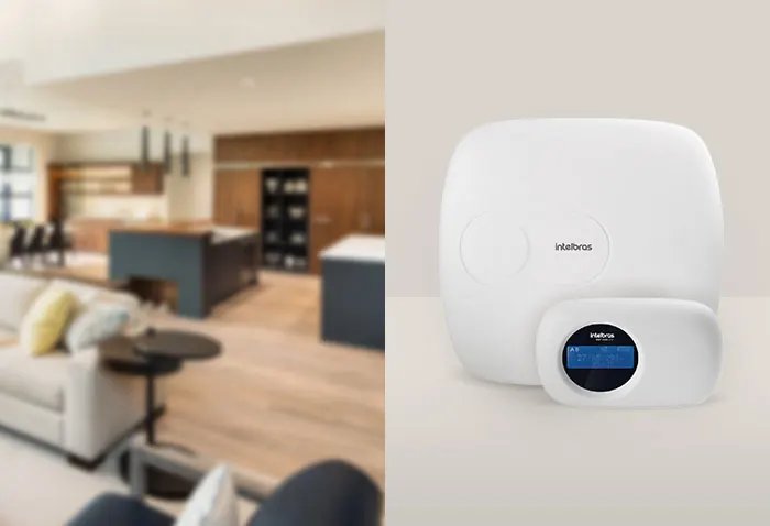 Central de alarme Intelbras branca fixada na parede de uma sala