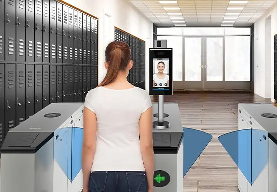 Catraca com leitor de reconhecimento facial Intelbras na recepção de uma empresa